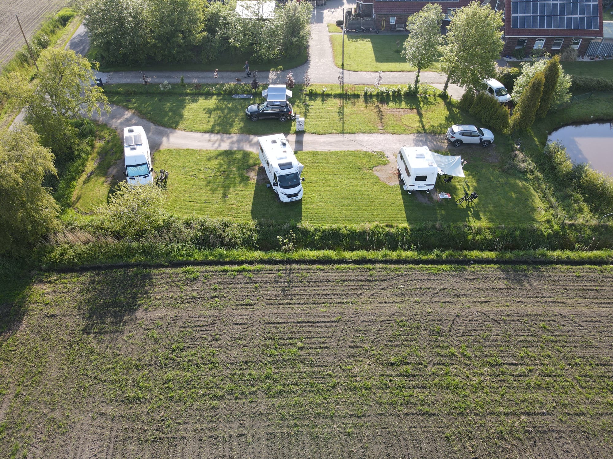 Drei großzügige Stellplätze auf Rasen und Schotter am Königsweg