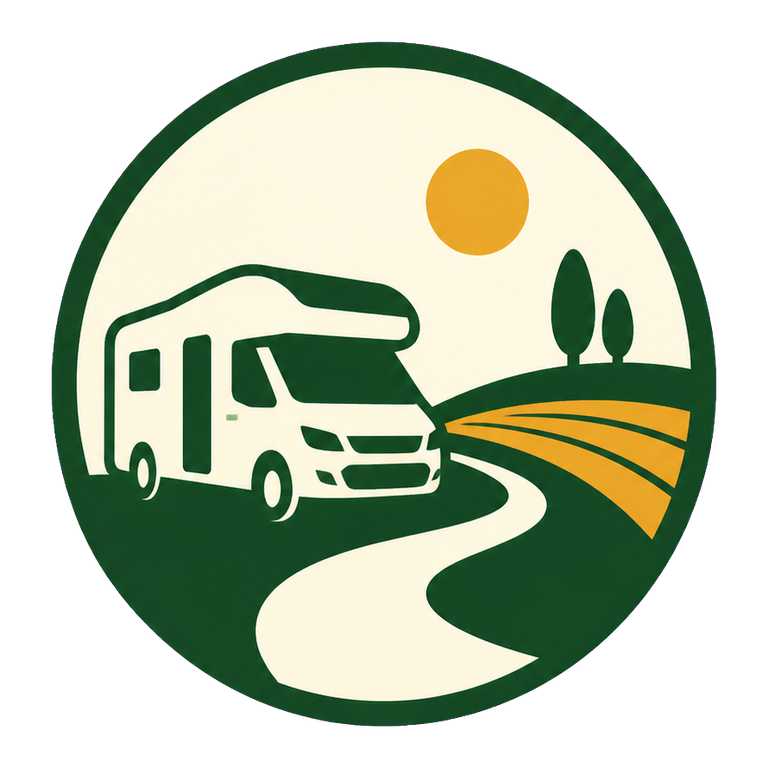 Logo des Wohnmobilstellplatzes am Königsweg mit Wohnmobil, Weg und Feldern