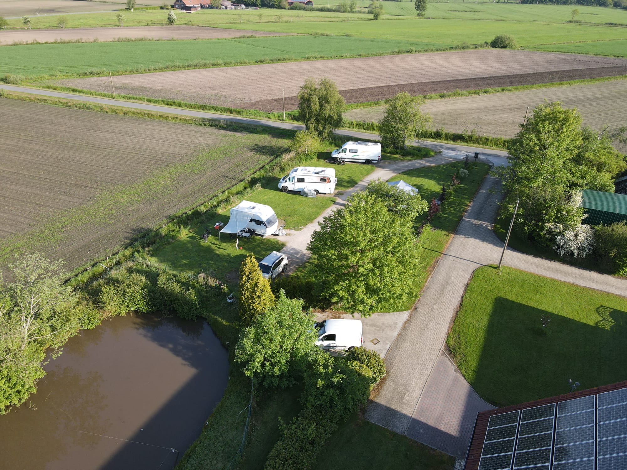 Wohnmobilstellplatz am Königsweg mit Teich und weitem Blick über ostfriesische Felder
